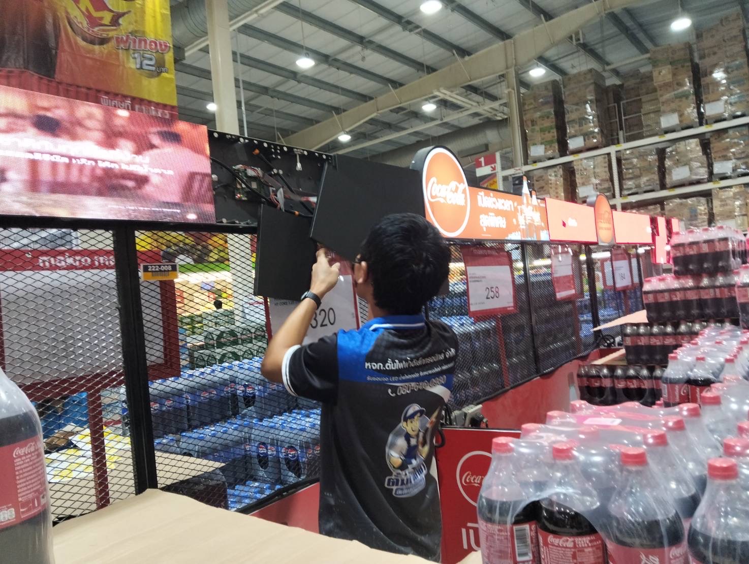 ช่างกำลังซ่อมจอ LED หน้างาน ซ่อมป้ายไฟ LED และระบบไฟ LED โดยทีมงานมืออาชีพ
