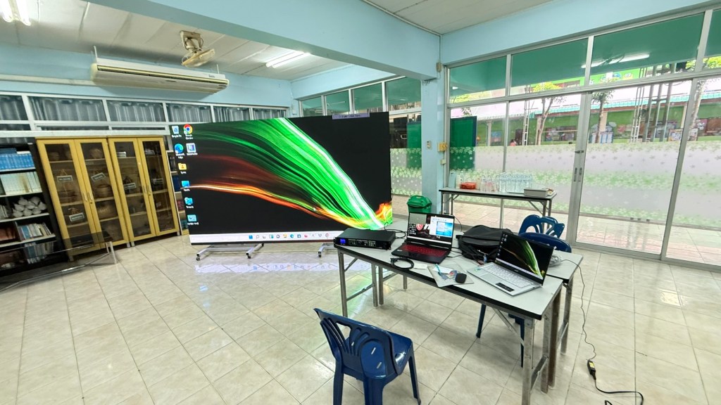 ช่างกำลังซ่อมจอ LED หน้างาน ซ่อมป้ายไฟ LED และระบบไฟ LED โดยทีมงานมืออาชีพ
